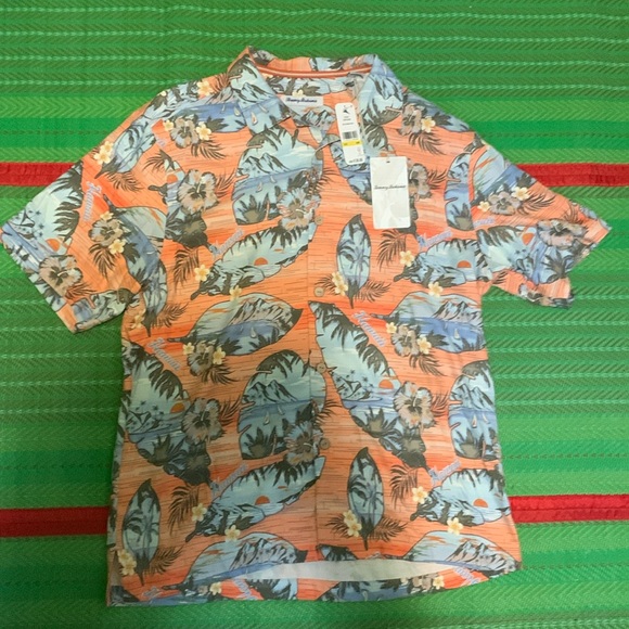 Vintage floral pattern, Tommy Bahama peach Hawaiian shirt, button-down pocketed - Picture 1 of 7